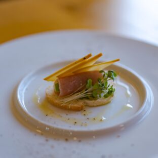 生ハムとアボガドのカナッペ