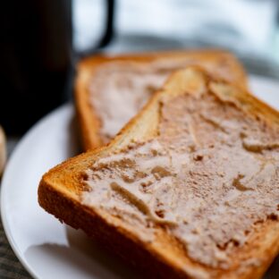 ナッツペーストのトースト